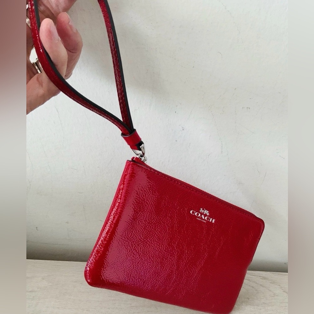 NWT COACH CORNER ZIIP CRINKLE PATENT LEATHER WRISTLET RED - Picture 6 of 6